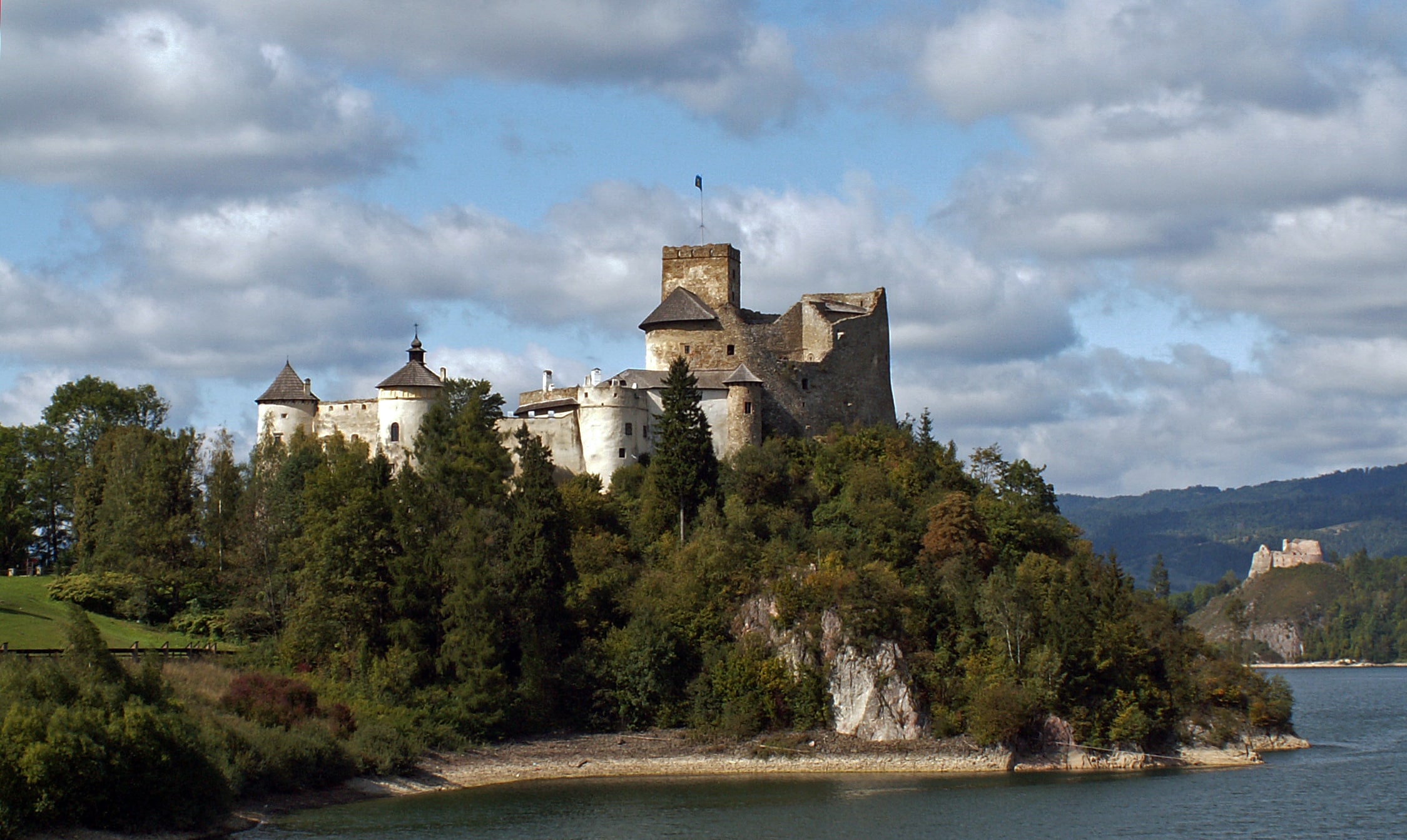 Niedzica Castle: History and Hauntings