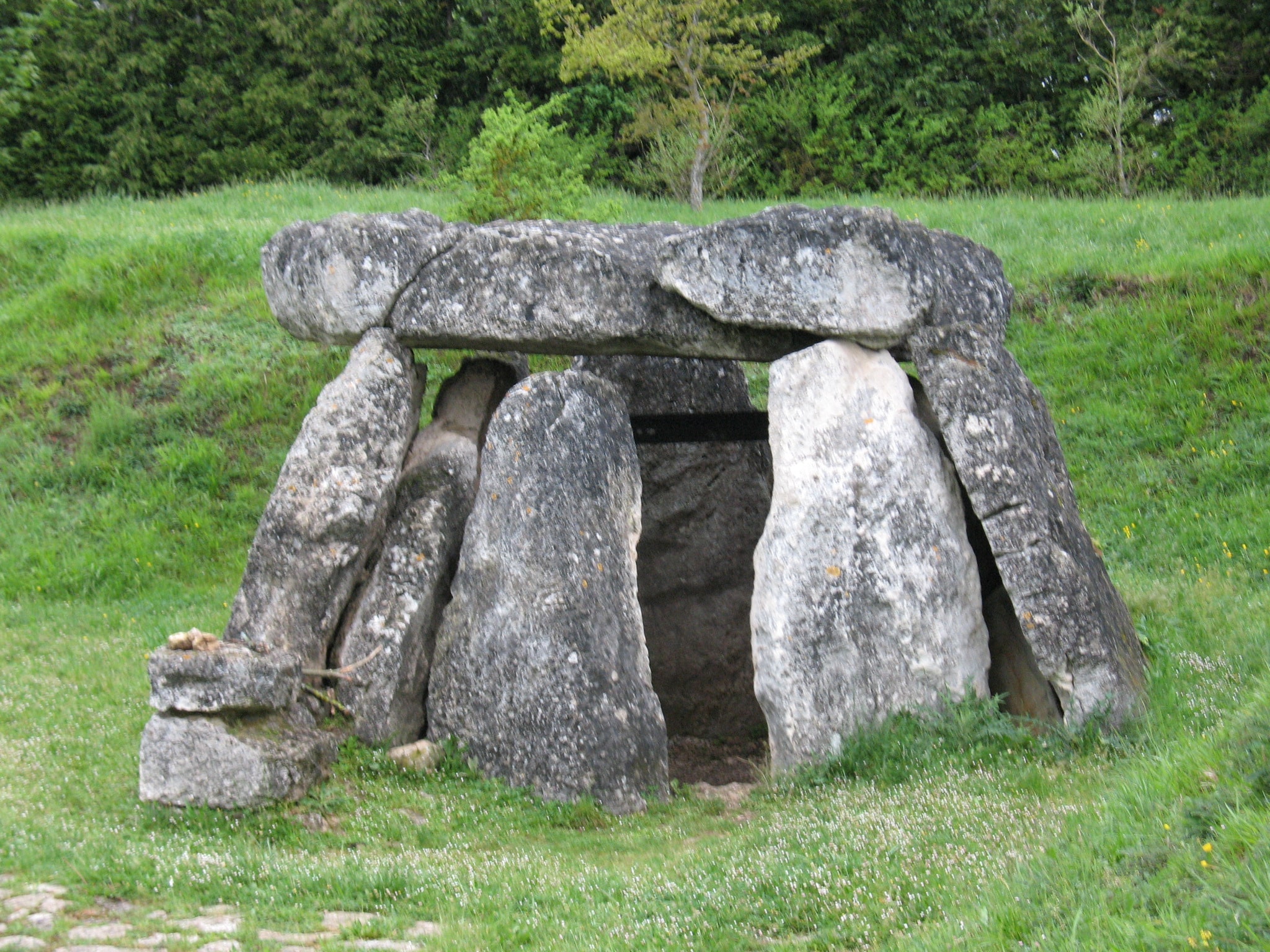 Dolmen de Aizkomendi: Basque Country’s Ancient Enigma